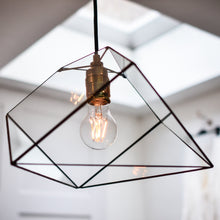 Afbeelding in Gallery-weergave laden, geometrische hanglamp mae in zwart close up