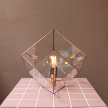 Afbeelding in Gallery-weergave laden, liv small glazen tafellamp met dimbare led pear lamp
