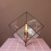 Afbeelding in Gallery-weergave laden, glazen tafellamp liv small zwart met dimbare led tube lamp