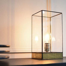 Afbeelding in Gallery-weergave laden, lou brass zwart op een plank