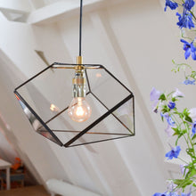 Afbeelding in Gallery-weergave laden, geometrische hanglamp mae small in zwart in een wit interieur
