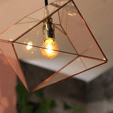 Afbeelding in Gallery-weergave laden, close up van cluster hanglamp mae in koper