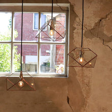 Afbeelding in Gallery-weergave laden, geometrische cluster hanglamp mae trio in koper