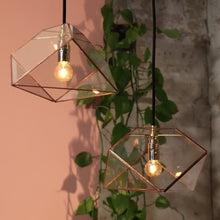 Afbeelding in Gallery-weergave laden, twee mae hanglampen van koper van het merk hart ruyt