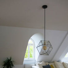 Afbeelding in Gallery-weergave laden, geometrische hanglamp yaz large met zwart plafondkapje in een huis
