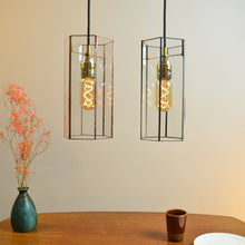 Afbeelding in Gallery-weergave laden, hanglamp joe in koper en zwart boven een gedekte eettafel