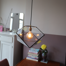 Afbeelding in Gallery-weergave laden, hanglamp mae in zwarte kleur boven een eettafel