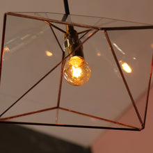 Afbeelding in Gallery-weergave laden, close up van hanglamp mae small in koper
