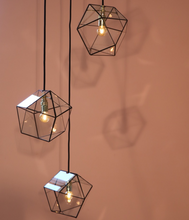 Afbeelding in Gallery-weergave laden, yaz trio hanglamp in zwart voor een roze muur