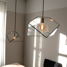 Load image into Gallery viewer, geometrische glazen hanglamp mae in zwarte kleur in interieur

