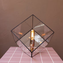 Load image into Gallery viewer, glazen tafellamp liv small zwart met dimbare led tube lamp
