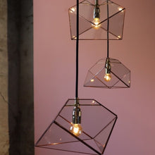 Afbeelding in Gallery-weergave laden, mae trio cluster hanglamp van hart ruyt in koper
