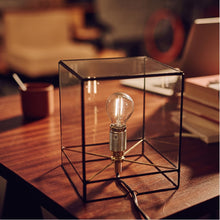 Afbeelding in Gallery-weergave laden, lou small zwart tafellamp op een bureau
