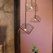 Afbeelding in Gallery-weergave laden, mae trio cluster hanglamp in koper van hart ruyt
