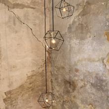 Load image into Gallery viewer, yaz trio cluster hanglamp in zwart voor stenen muur
