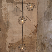 Load image into Gallery viewer, yaz trio hanglamp zwart voor stenen muur
